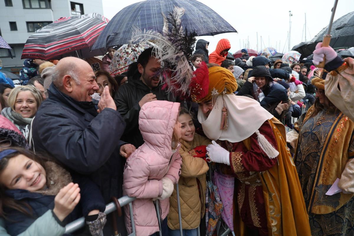 EN IMÁGENES: Así fue la espectacular llegada de los Reyes Magos a Gijón