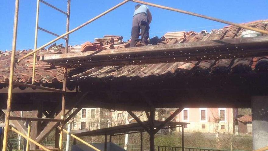 Mestas de Con (Cangas) pone freno a las goteras de la plaza cubierta