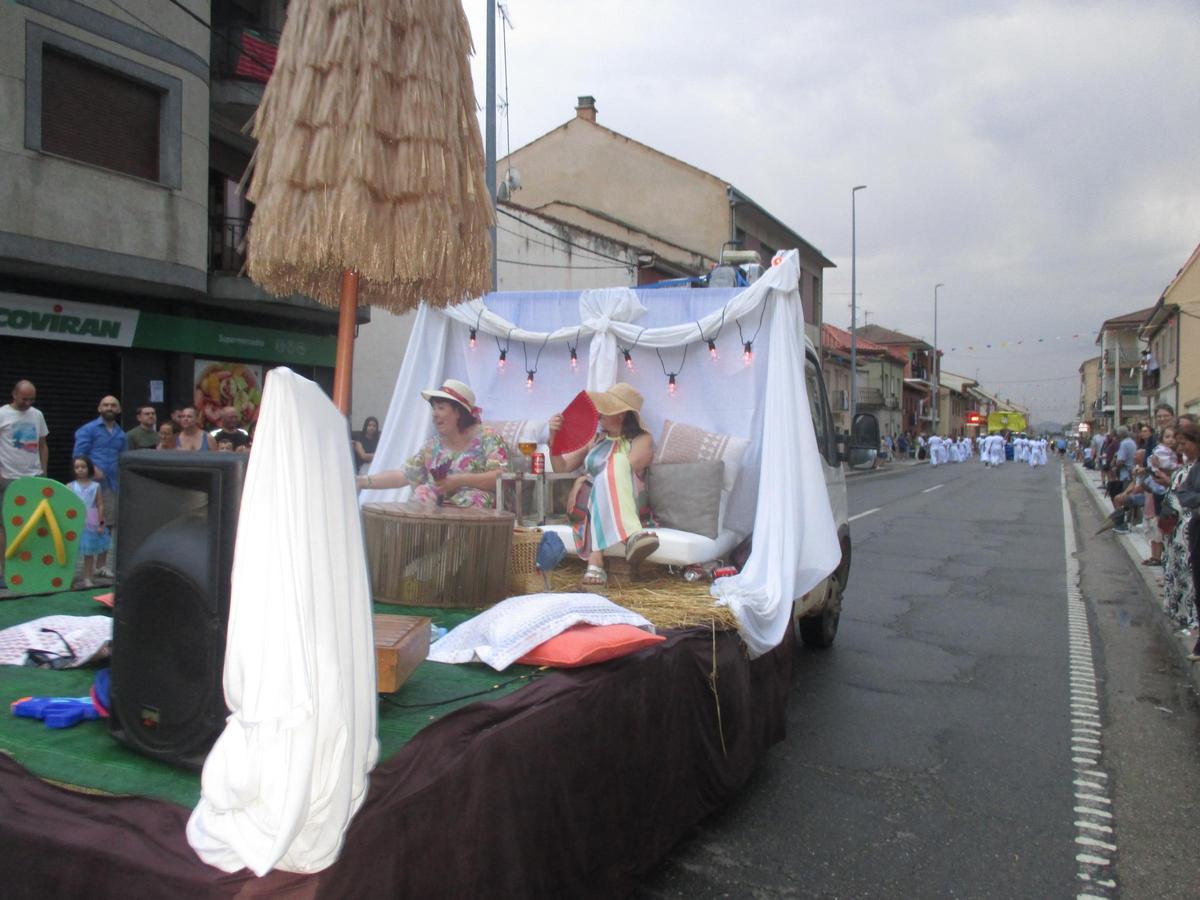 GALERÍA | Camarzana de Tera se despide de sus fiestas con el Desfile de Carrozas GALERÍA | Camarzana de Tera se despide de sus fiestas con el Desfile de Carrozas