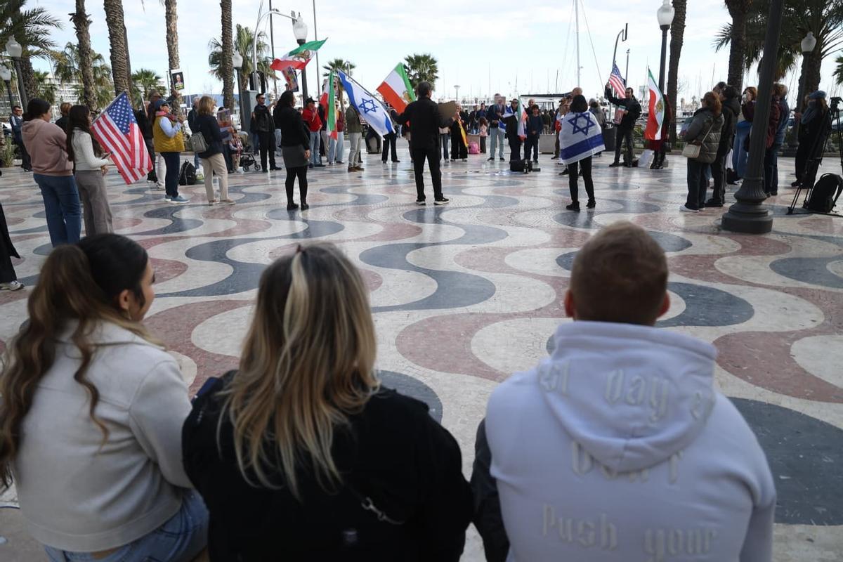 Así ha sido la manifestación por Irán en la explanada de Alicante