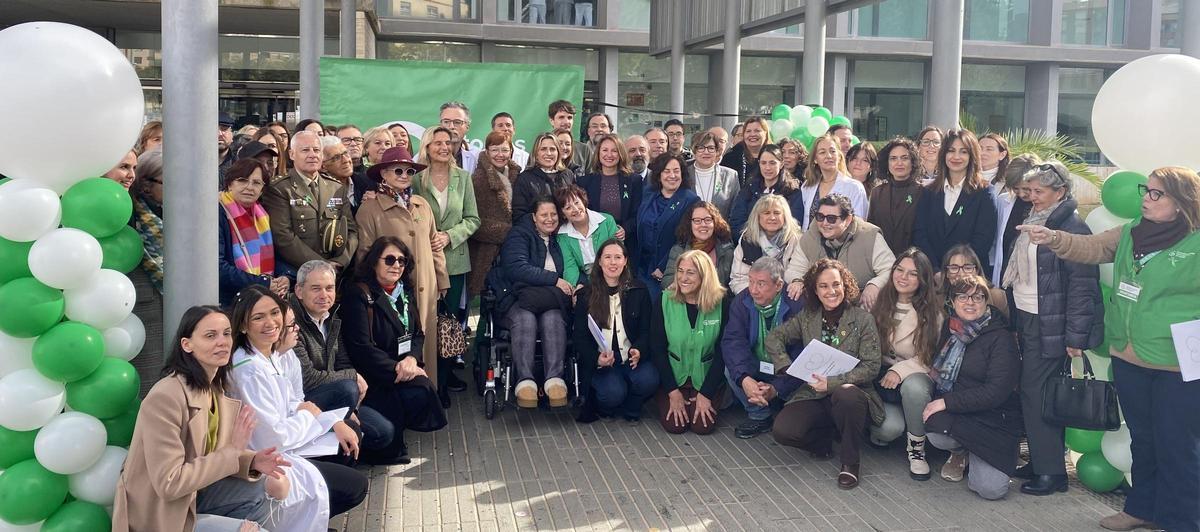 Foto de los participantes en el acto del día mundial contra el cáncer en Castellón