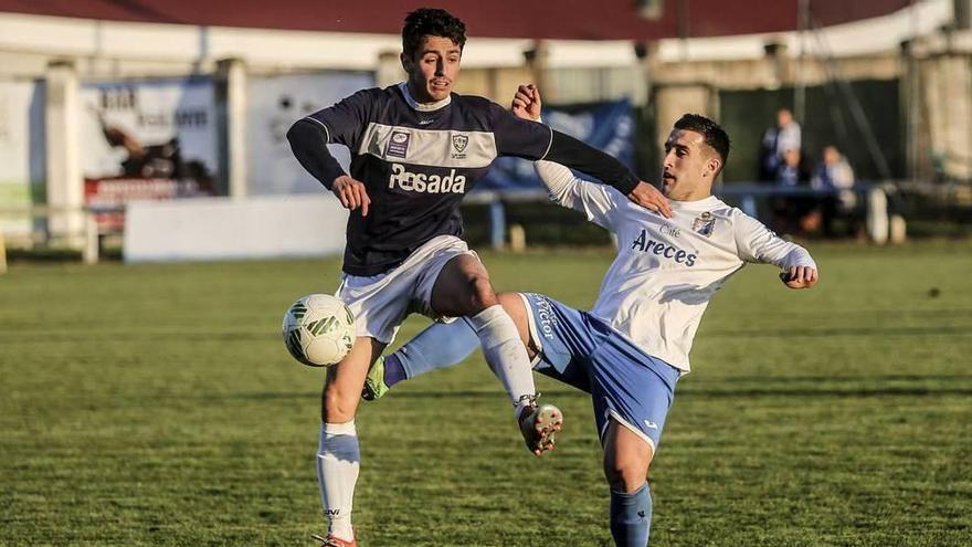 Coutado pelea un balón con Josín (Mosconia) en su último partido como titular.