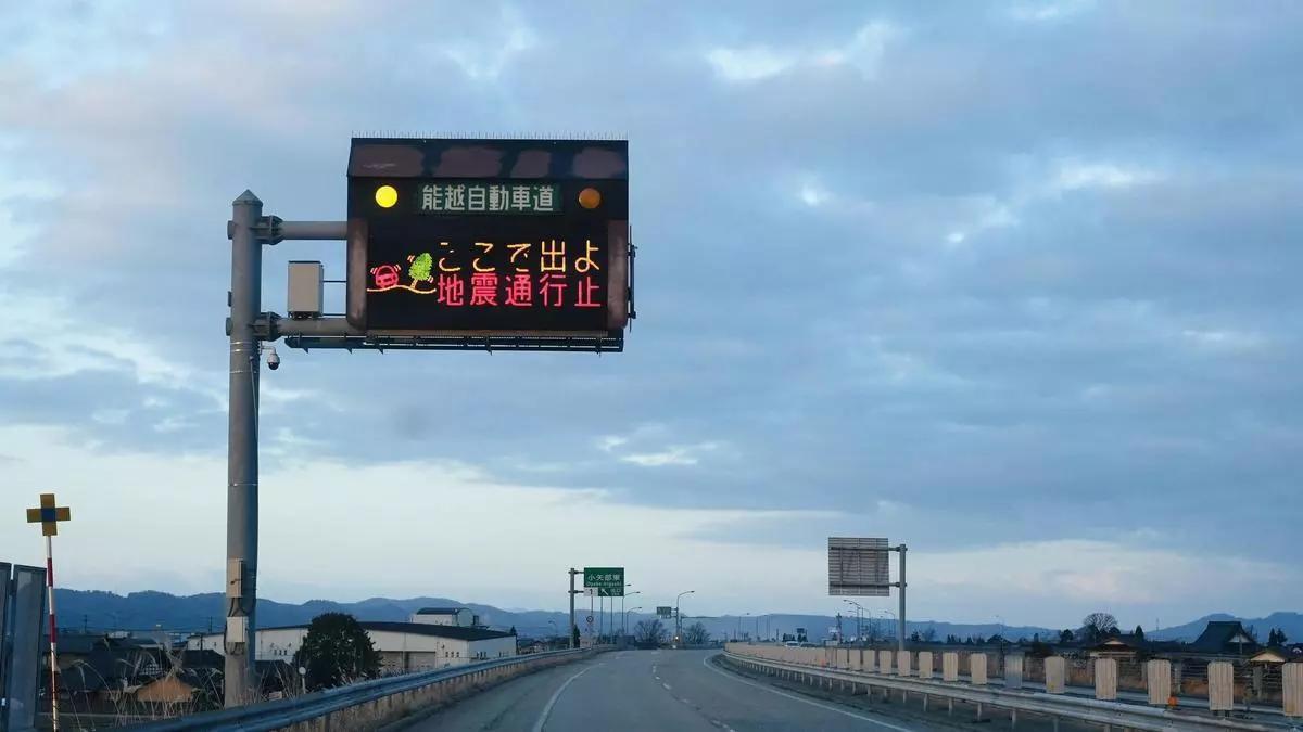 Un cartell informa del terratrèmol a la prefectura de Toyama