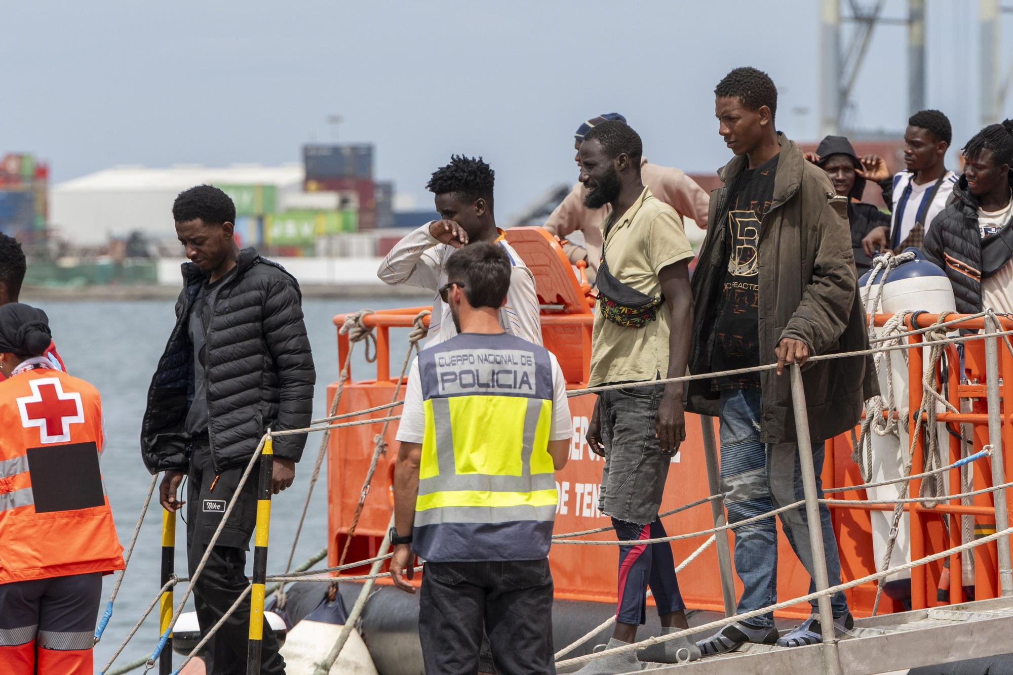 Salvamento Marítimo rescata a 64 migrantes de una neumática cerca de Lanzarote