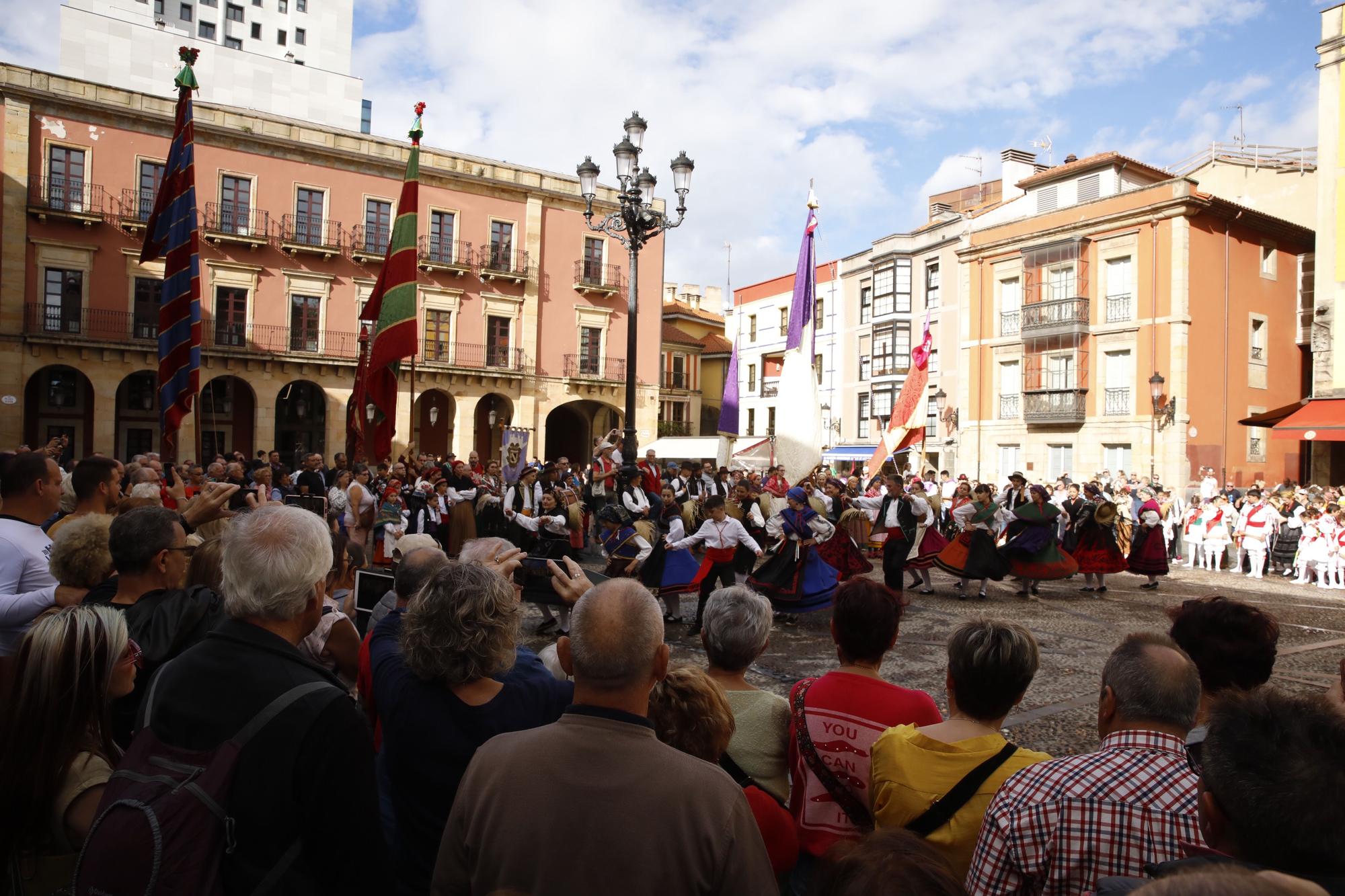 En imágenes: Gijón celebra el Día de León con bailes y el desfile de pendones