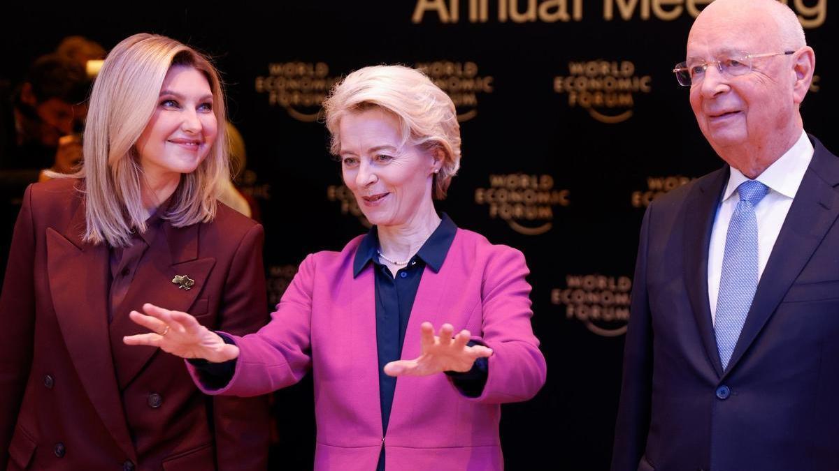 La presidente de la Comisión Europea, Usula von der Leyen, (en el centro), junto a la primera dama de Ucrania, Olena Zelenska, y el presidente del World Economic Forum, Klaus Schwab.