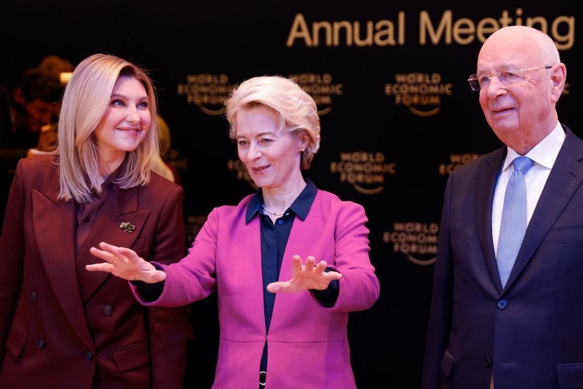 La presidente de la Comisión Europea, Usula von der Leyen, (en el centro), junto a la primera dama de Ucrania, Olena Zelenska, y el presidente del World Economic Forum, Klaus Schwab.