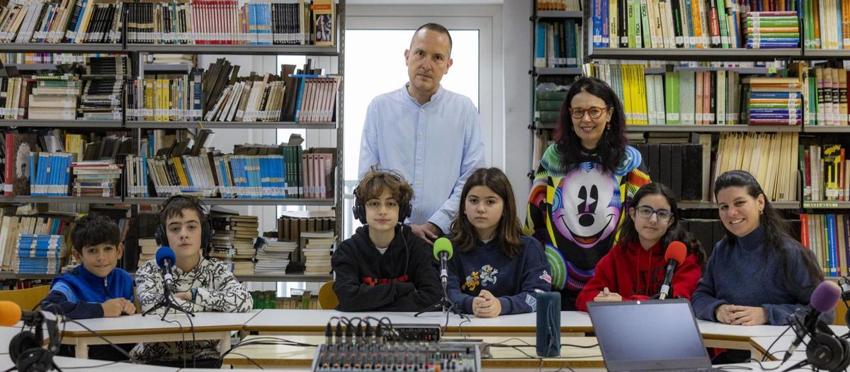 L’equipu del taller de radio del IES Doctor Fleming, na biblioteca.  | IRMA COLLÍN