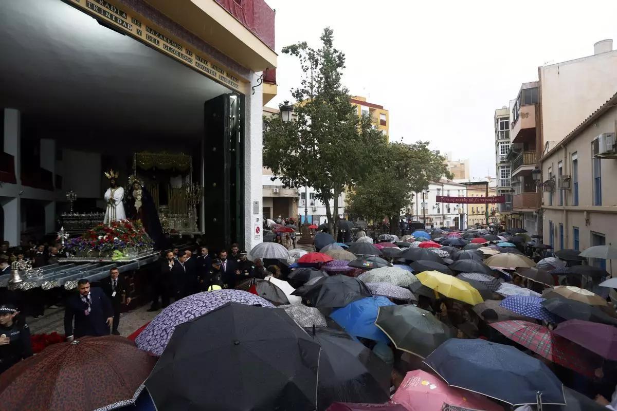 La lluvia obligó el año pasado al Cautivo a hacer el recorrido corto durante su traslado.