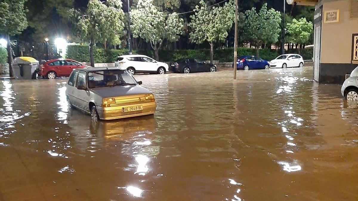 Calles inundadas junto al parque de l&#039;Alquenència de Alzira