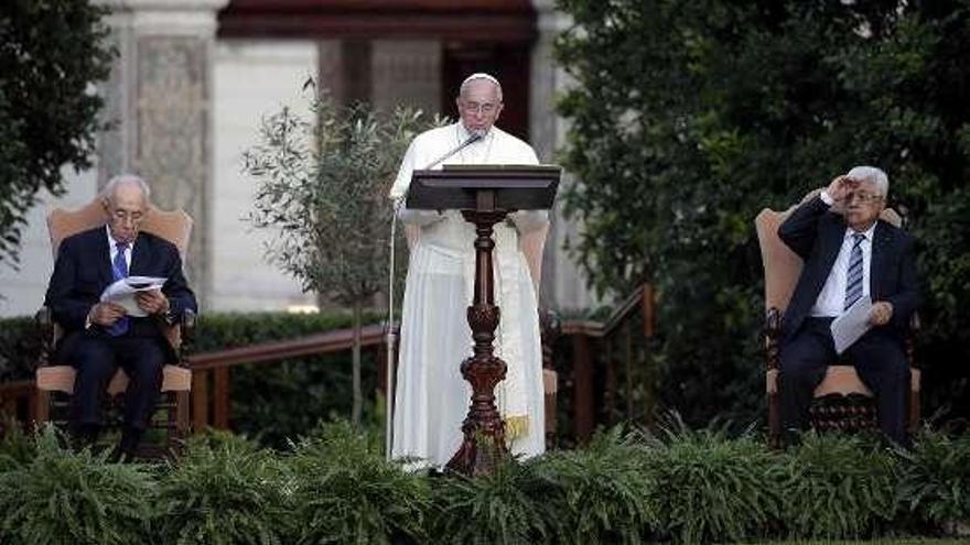 El papa Francisco, Peres y Abás, ayer, en el Vaticano. m. r.