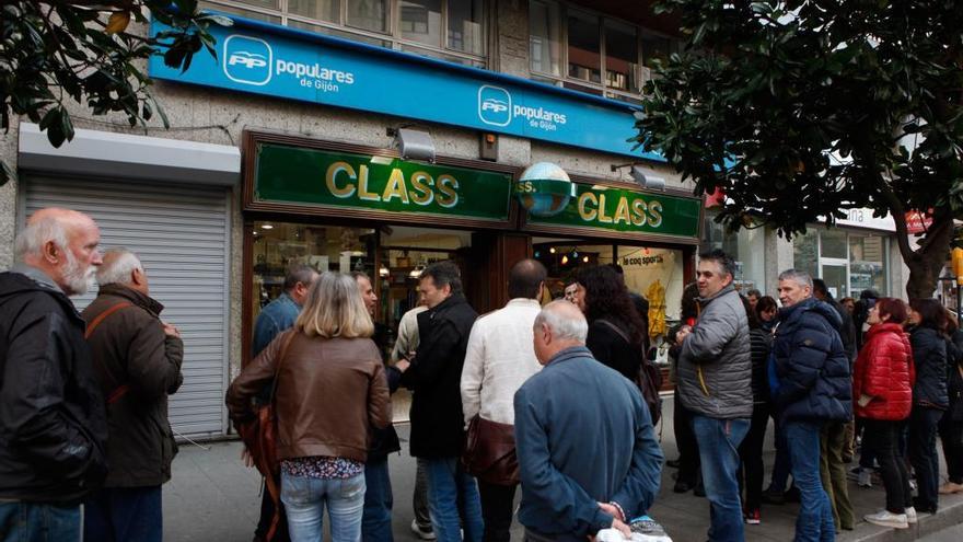 Manifestantes ante la sede del PP de Gijón, esta tarde.