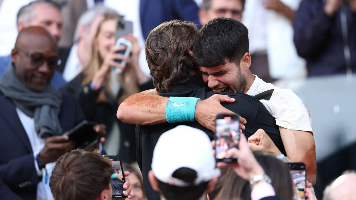 Carlos Alcaraz y Juan Carlos Ferrero se dan un c芍lido abrazo