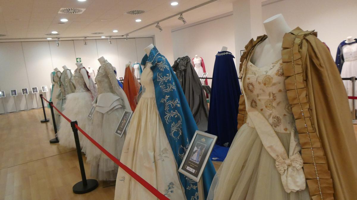 Algunos de los vestidos que se pueden ver en la exposición en La Nucia.