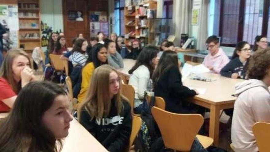 Alumnos ingleses, en la biblioteca del IES Pérez de Ayala de Ventanielles.