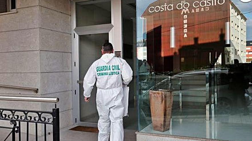 Un agente de la Guardia Civil accede al inmueble.