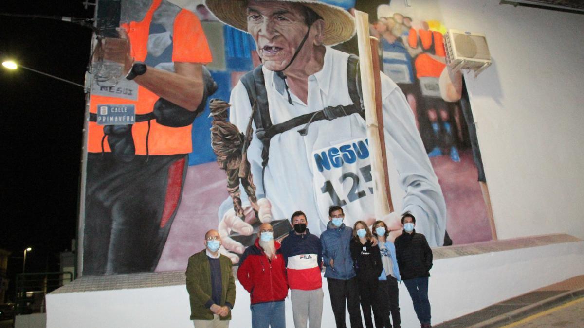 El alcalde de Cártama, familiares y el autor de la imagen, frente al mural de Superpaco en Cártama.