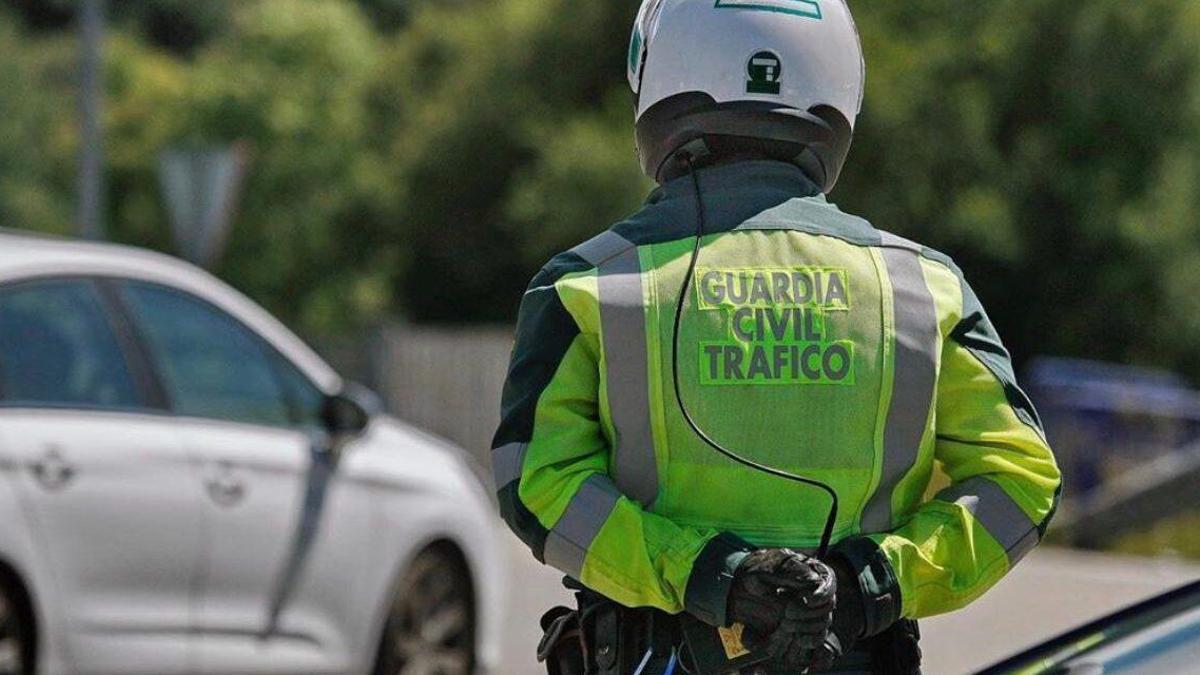 La DGT avisa de las multas de hasta 200 euros a los que se porían afectar los conductores que aparquen en zona prohibida.