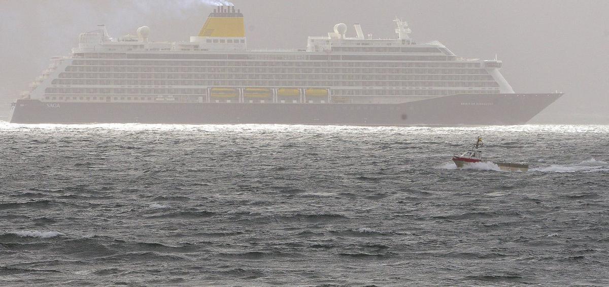 Un gigante entre la niebla de la ría.  | FDEV