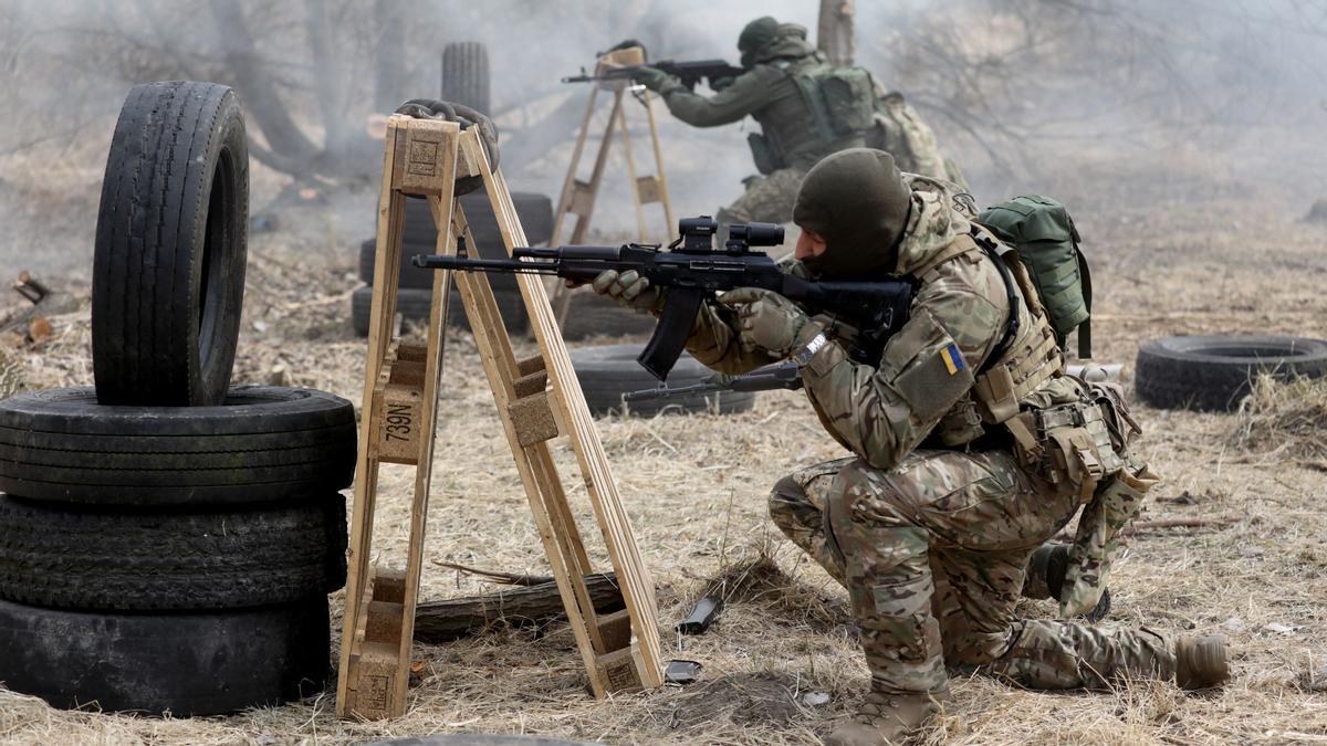 Militares ucranianos de la 103ª Brigada de la Defensa Territorial de las Fuerzas Armadas en un ejercicio de entrenamiento, mientras continúa la invasión rusa de Ucrania.