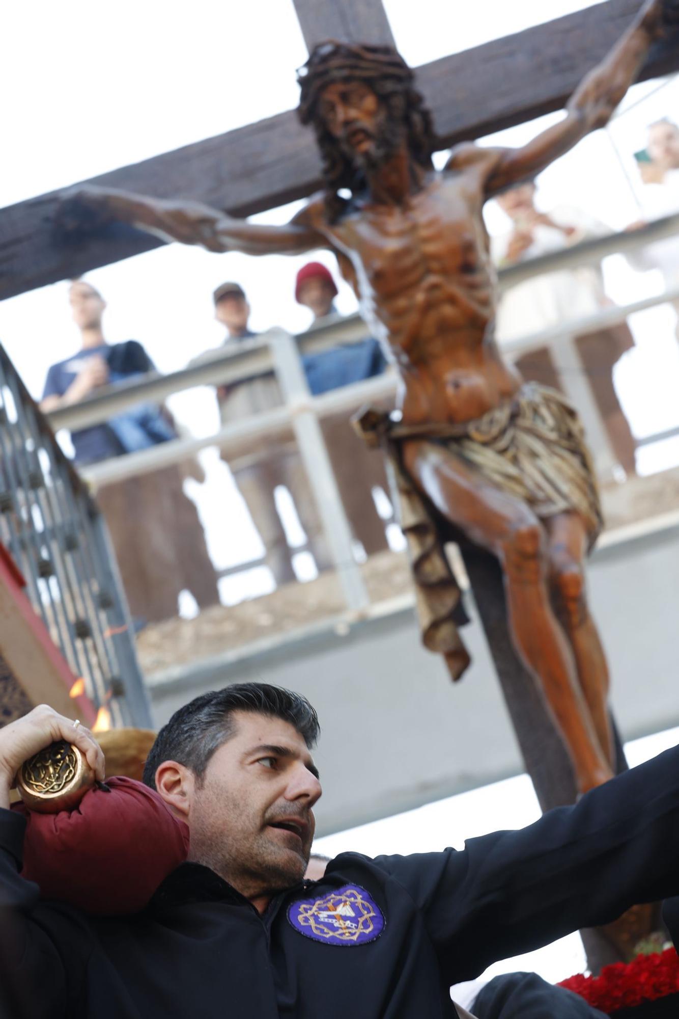 Gran expectación en el casco antiguo de Alicante para ver la procesión de Santa Cruz