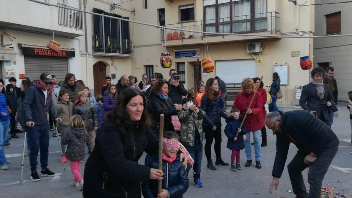 Infants del poble trencant algunes olles l’any 2019. | AJ. ARMENTERA