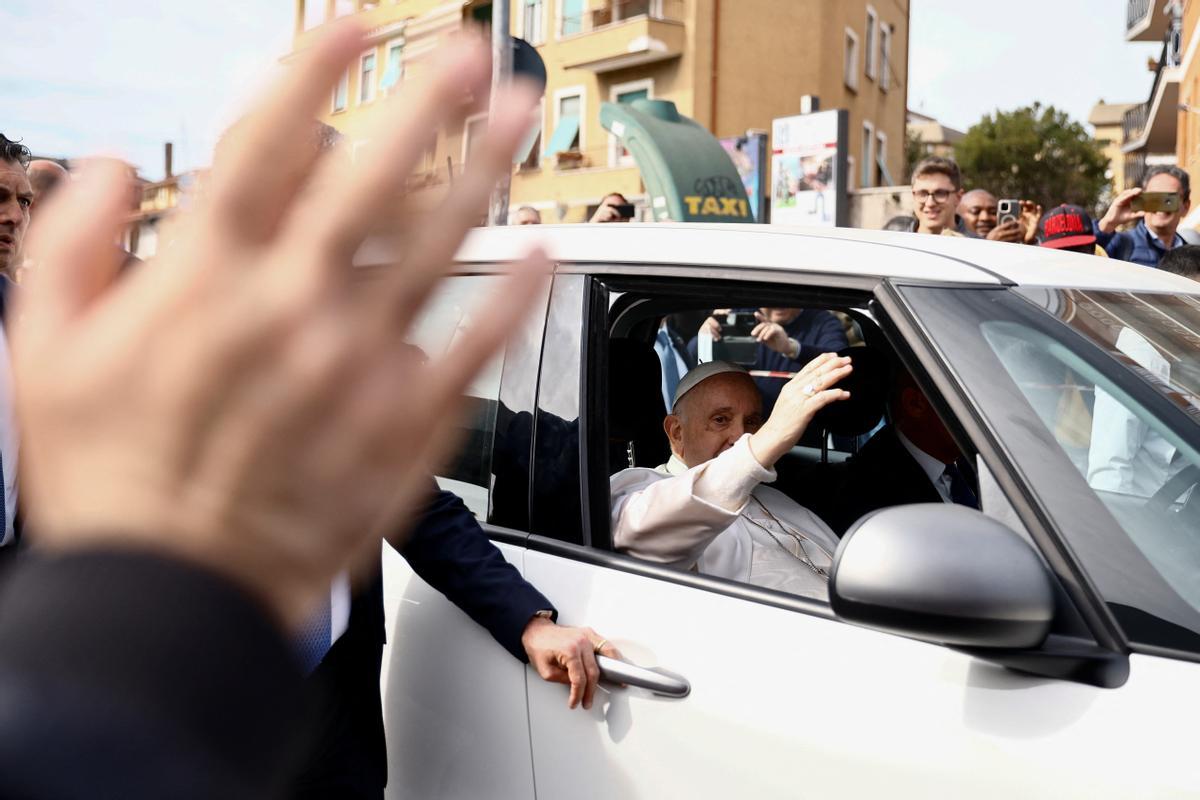 El Papa a su salida del hospital: Todavía estoy vivo. No tuve miedo