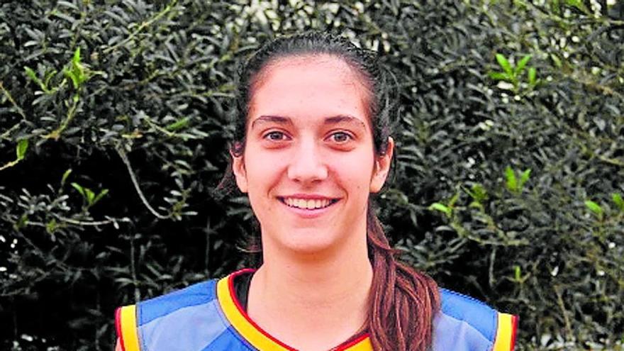 La jugadora de Roses Laia Moya, amb la selecció catalana