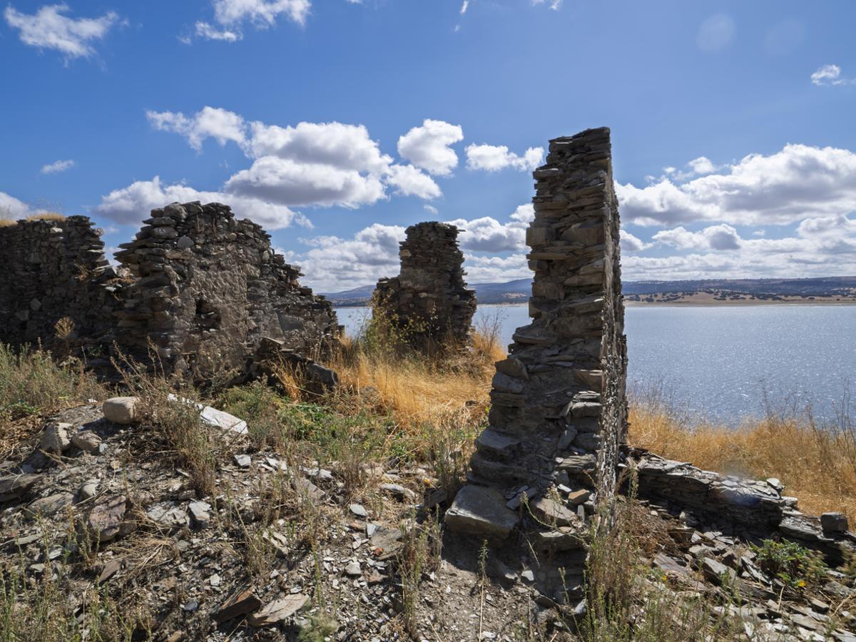 Ruinas de Salvatierra desde el embalse