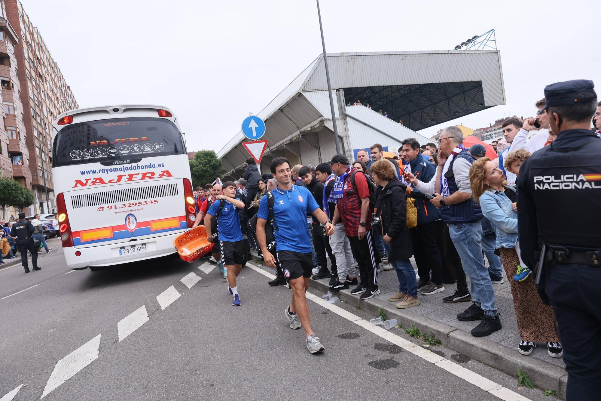 EN IMÁGENES: Avilés se tiñe de blanquiazul para la final por el ascenso ante el Rayo Majadahonda