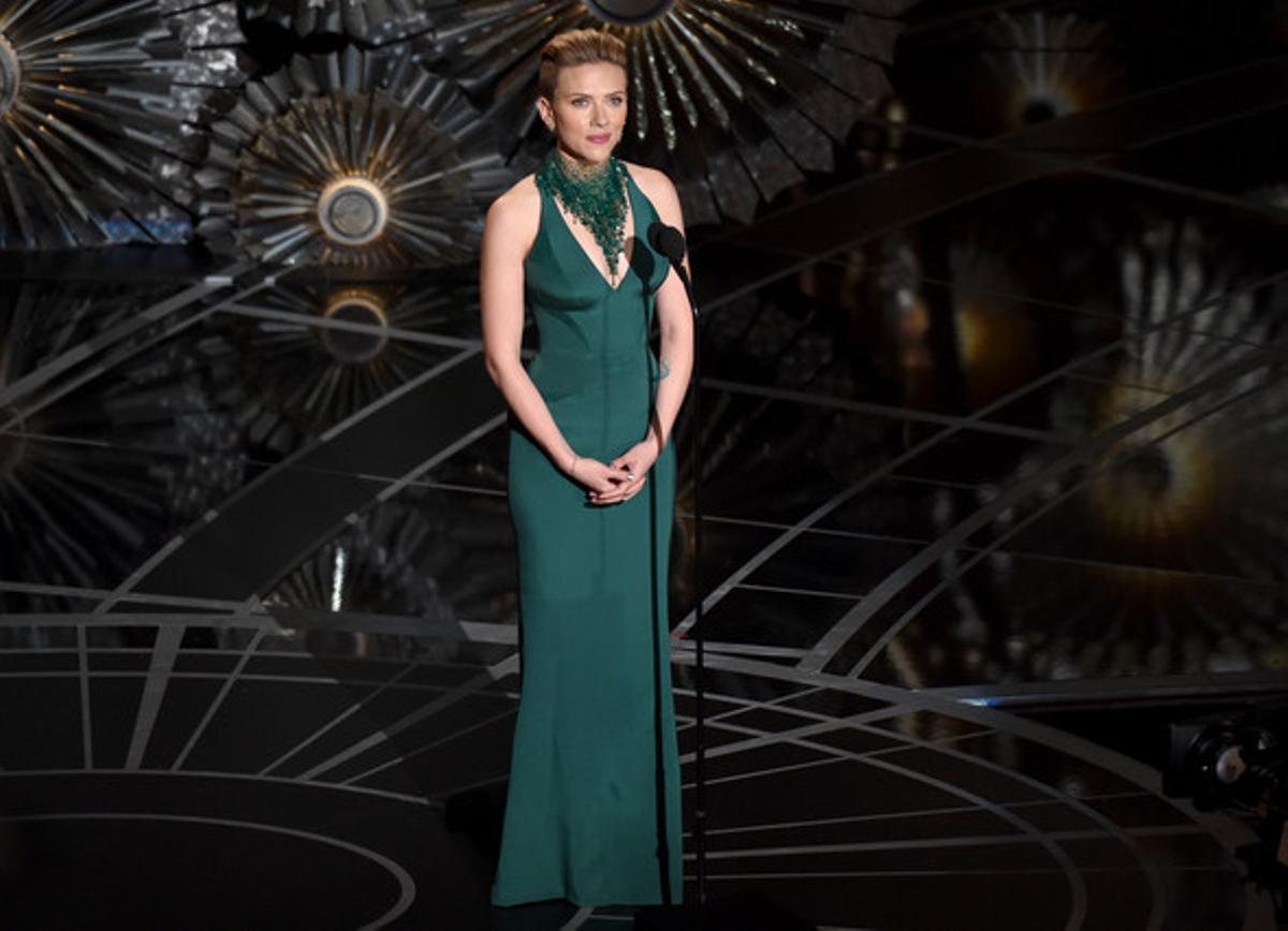 Scarlett Johansson, bellísima, de esmeralda.