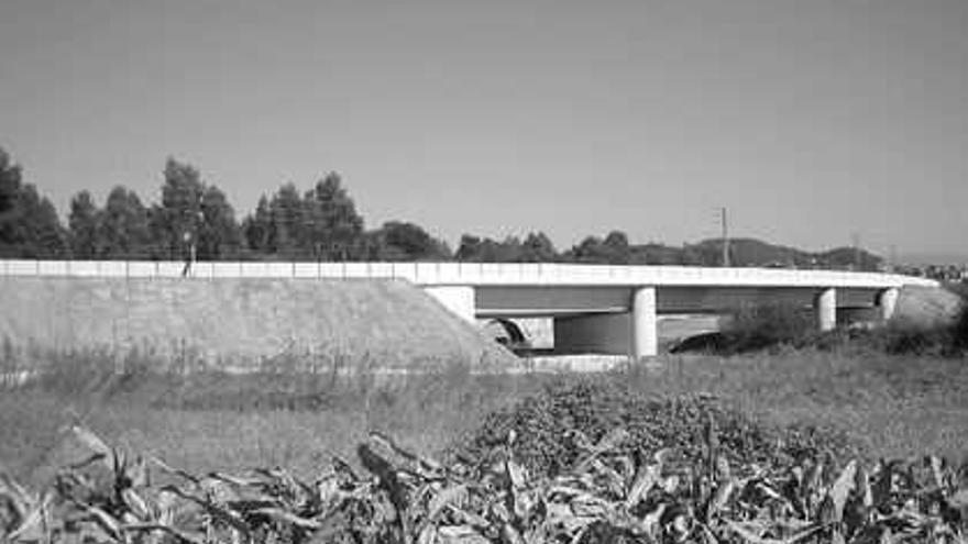 Nuevo puente sobre el río Louro que no permite visualizar el antiguo medieval, situado detrás. / E.G.