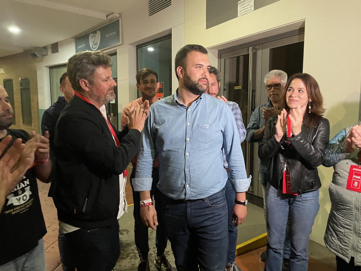 El candidato socialista, Luis Salaya, comparece arropado por su equipo tras conocer los resultados.