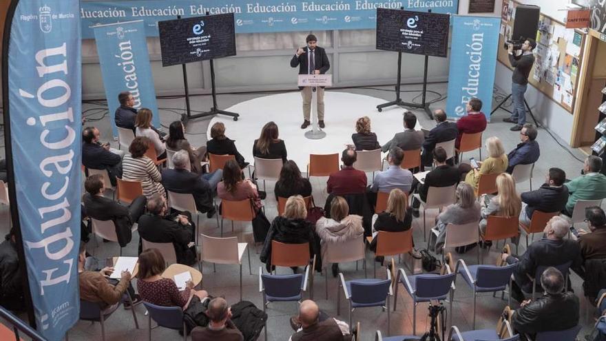 El jefe del Gobierno regional, Fernando López Miras, ayer, en la Escuela Oficial de Idiomas, en Murcia.