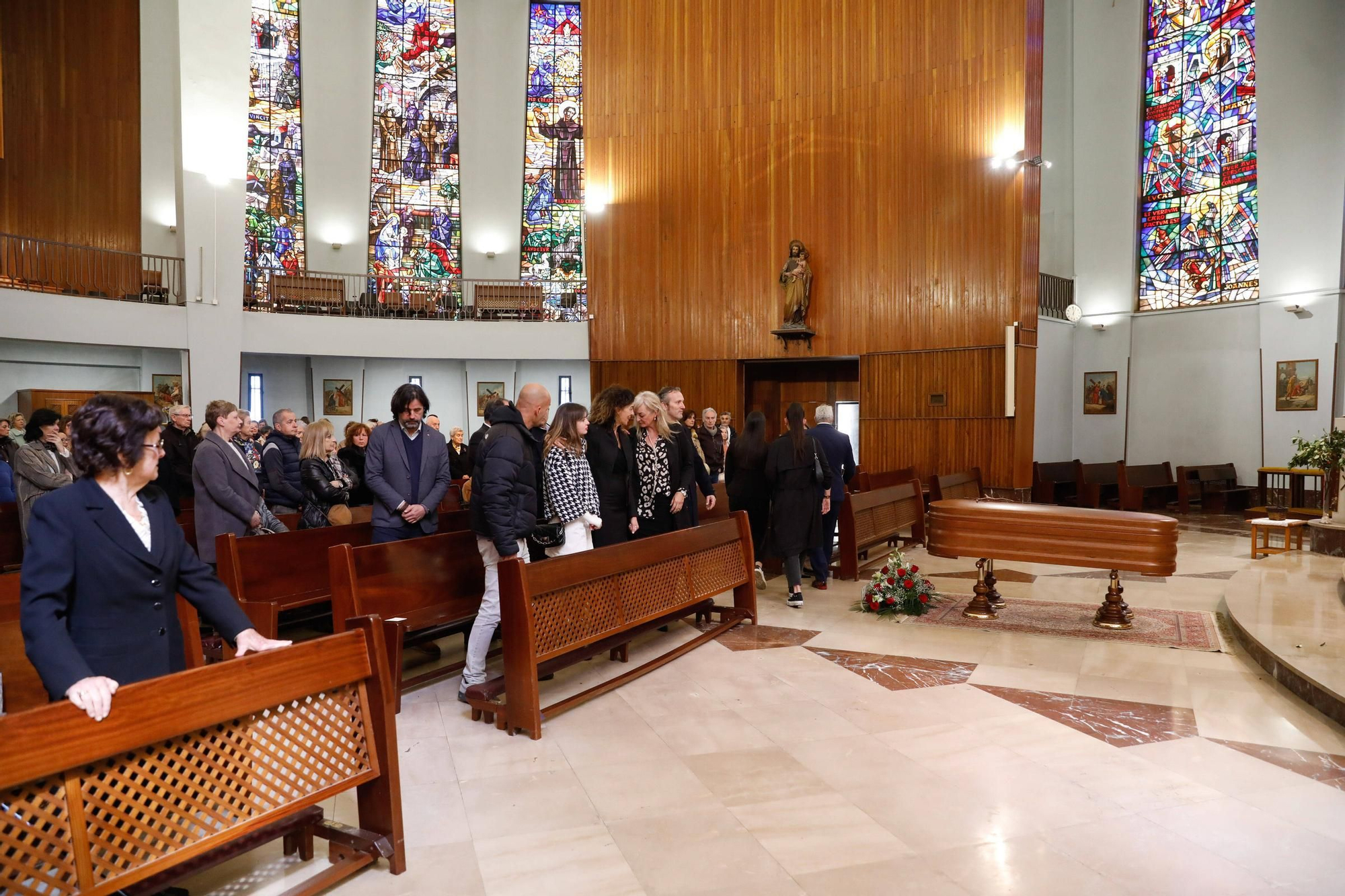 EN IMÁGENES: Funeral de Carmen Villalvilla, histórica directora del colegio Dolores Medio, en la iglesia ovetense de San Francisco de Asís