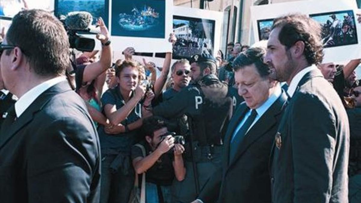 Barroso es abucheado a su llegada a Lampedusa, ayer.