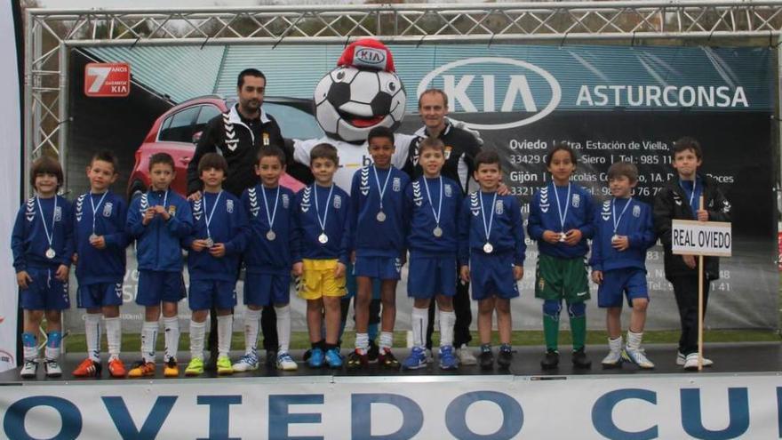 Técnicos y jugadores del Real Oviedo campeón de la categoría de prebenjamines sub-8 (plata).