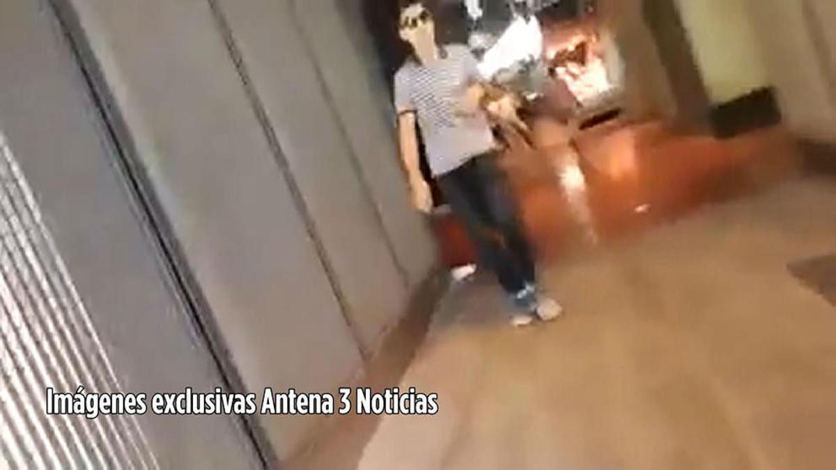 Younes Abouyaaqoub, en su huida por la Boqueria, tras el atentado en la Rambla.