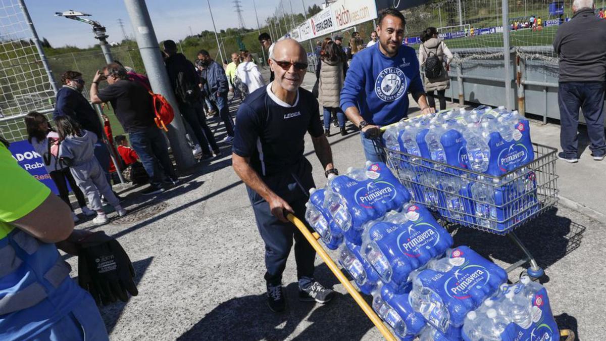 Organizadores cargados de botellas de agua. | Luisma Murias