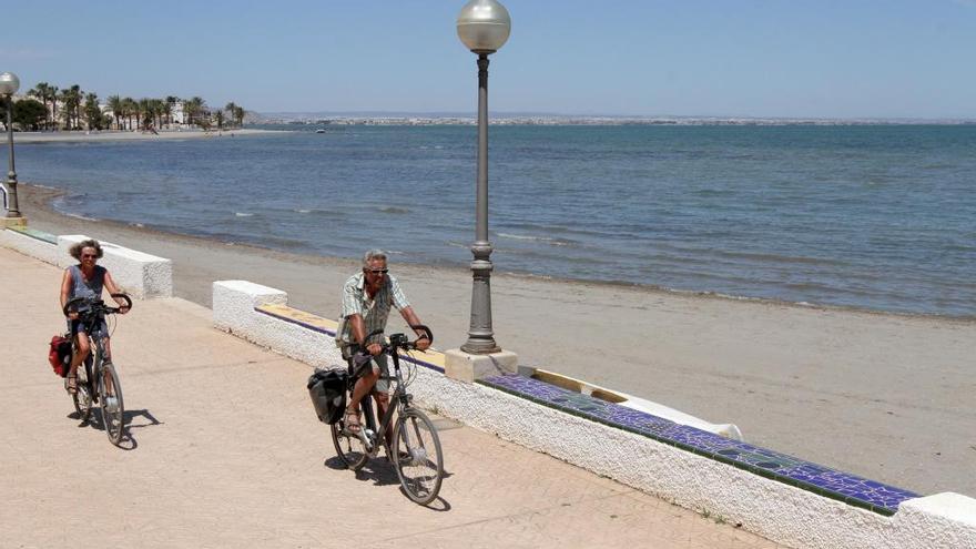 Ciclistas en Los Urrutias, ayer.