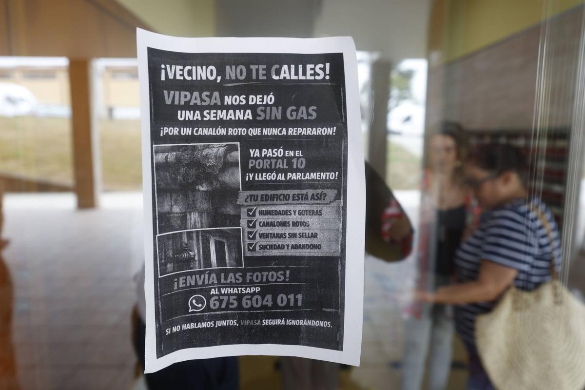 Oviedo. La Corredoria. Visita del diputado del PP Cuervas Mons a las viviendas de Vipasa