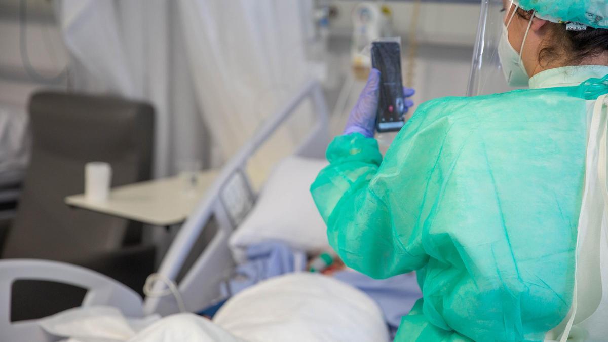 Conexion entre pacientes y familiares a través de móvil en el Hospital del Vinalopó, en Elche