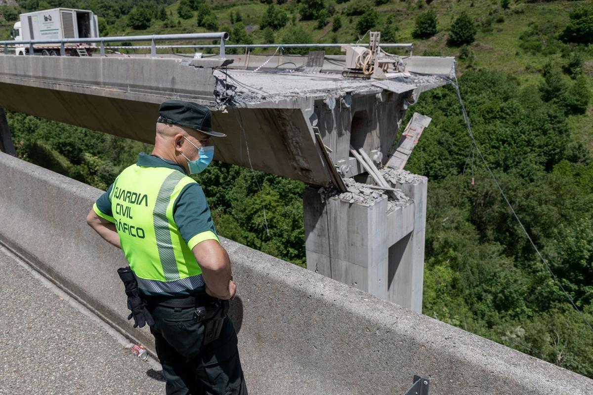 Desprendimiento en el puente de la A-6 entre Pedrafita y León