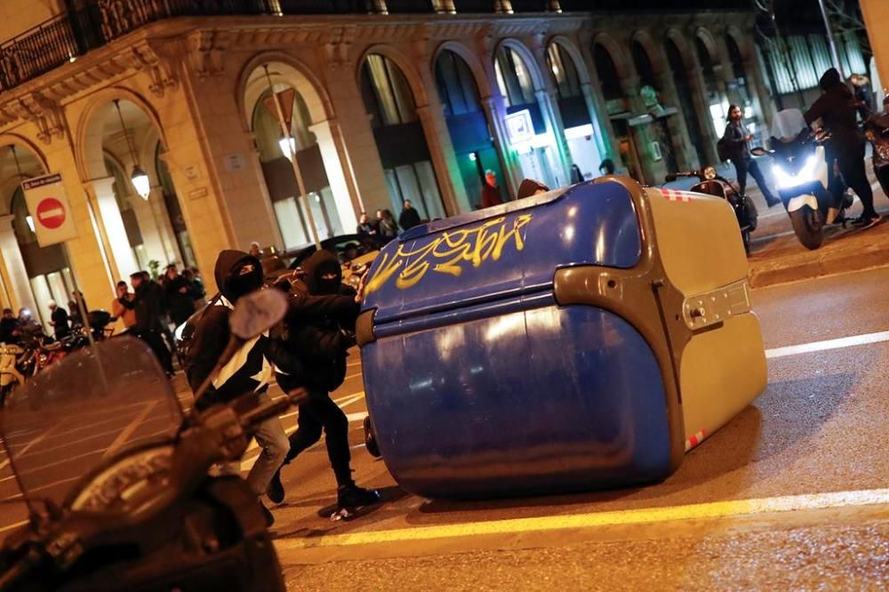 Protestes i tensió a l'exterior del Parlament de Catalunya