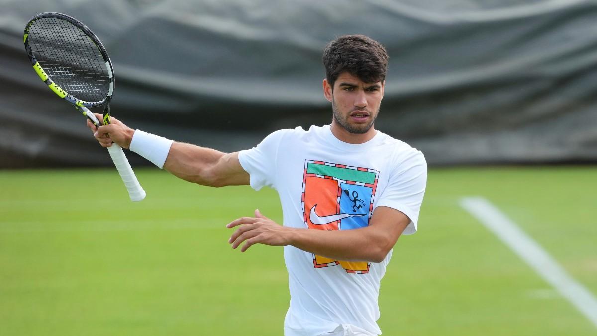 Carlos Alcaraz, en un entrenamiento previo al torneo de Wimbledon