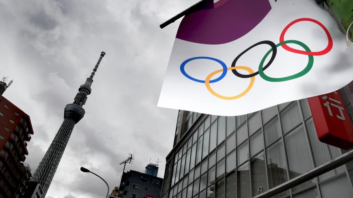 Bandera olímpica en Tokio.