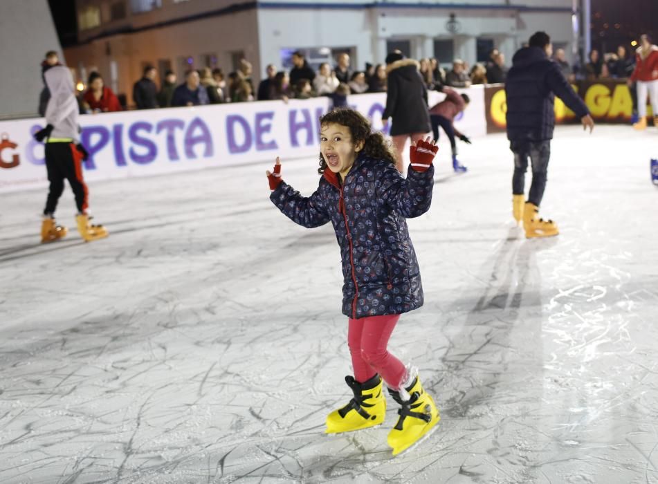 La ciudad inaugura la pista de patinaje al aire libre frente a las instalaciones del Real Club Náutico.