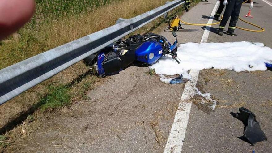 La moto de las víctimas, tras el accidente registrado ayer en la N-120, en A Rúa. // FdV