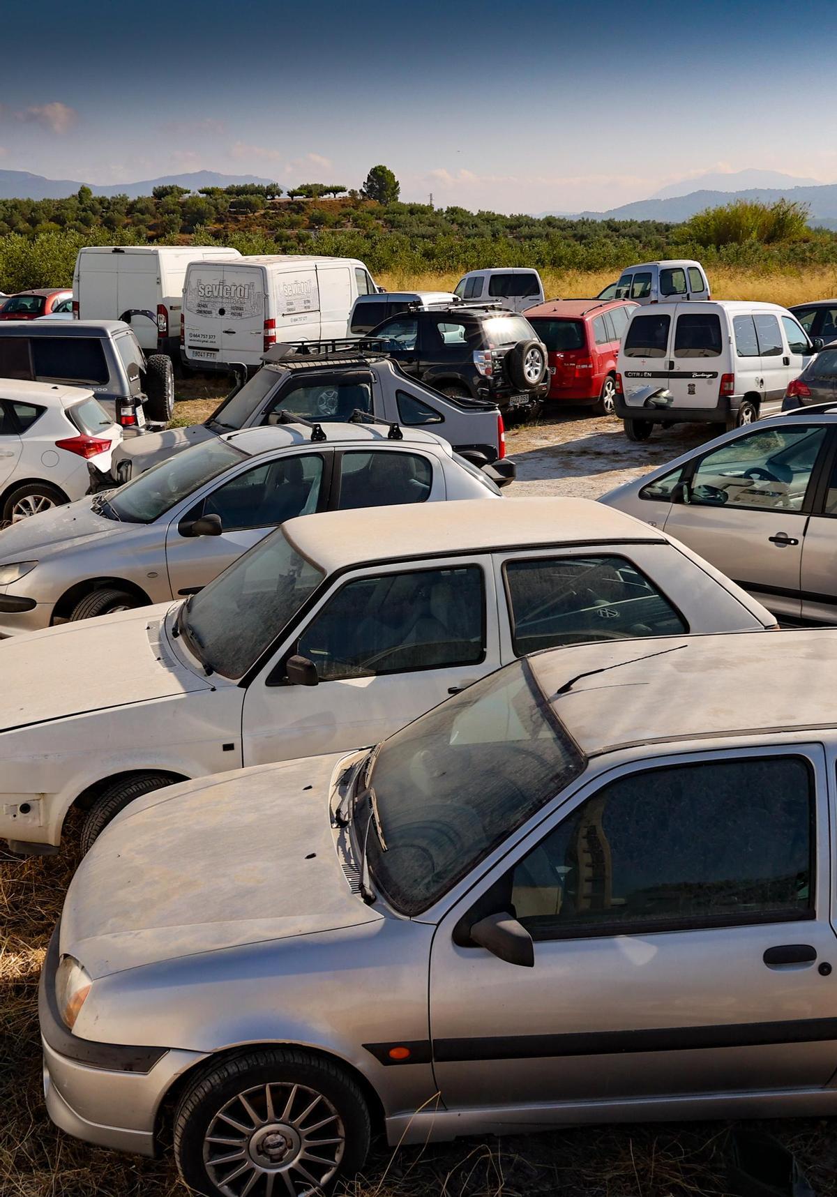 Coches a la espera de ser reparados junto al Taller Benimarfull.