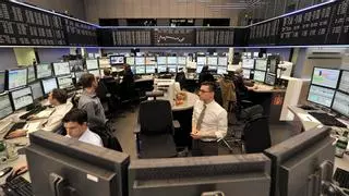 Los inversores, expectantes a la reacción de los mercados este lunes tras el ataque de EEUU a Irán